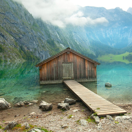 Fototapete Berghütte & See mit Holzsteg & Gipfelpanorama
