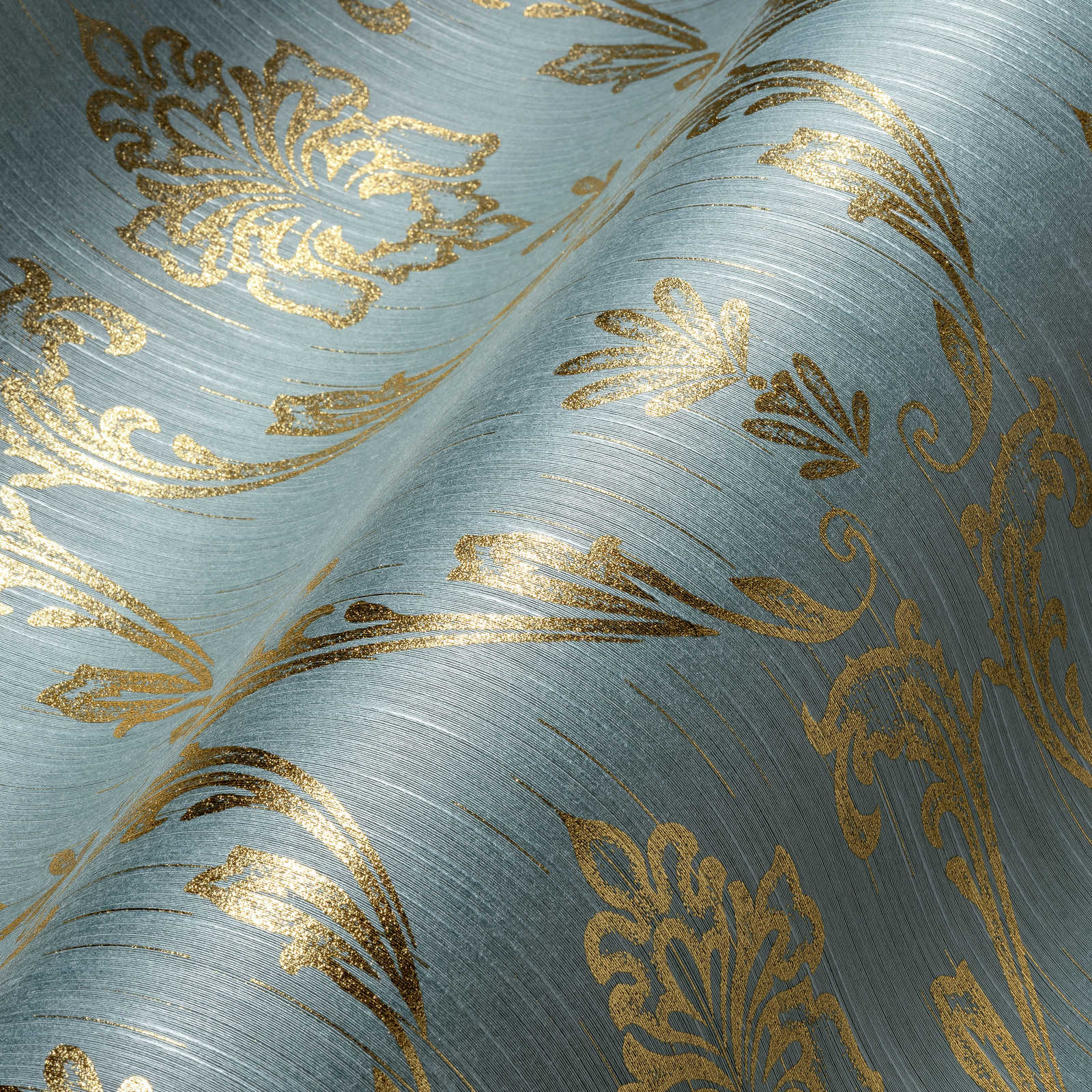             Ornamenttapete mit floralen Elementen in Gold – Gold, Blau, Grün
        