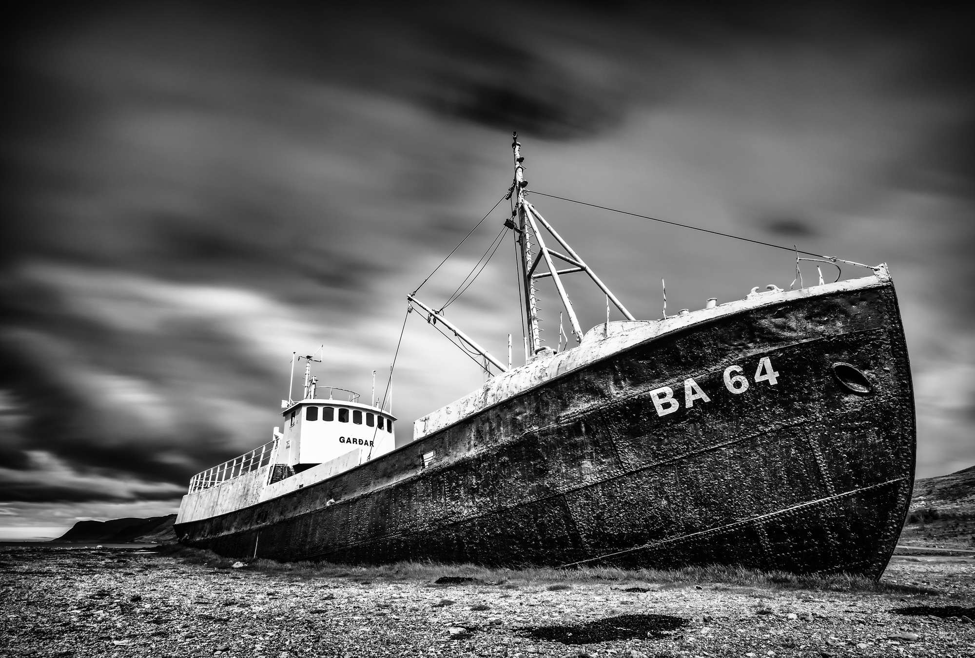             Fototapete gestrandetes Schiffswrack – Schwarz-Weiß
        