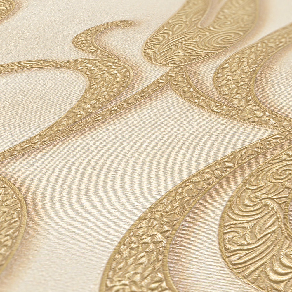             Metallic Tapete mit filigranem Ornamentmuster – Creme
        