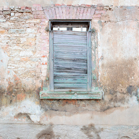 Fototapete Ziegelmauer mit rustikalen Fensterläden und Rundbögen
