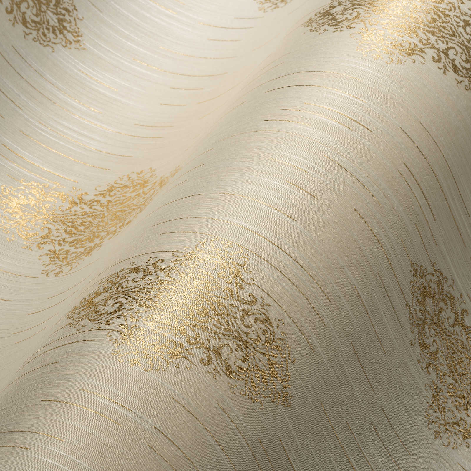             Tapete Ornament-Design im Used-Look, Metallic-Effekt – Creme, Gold
        