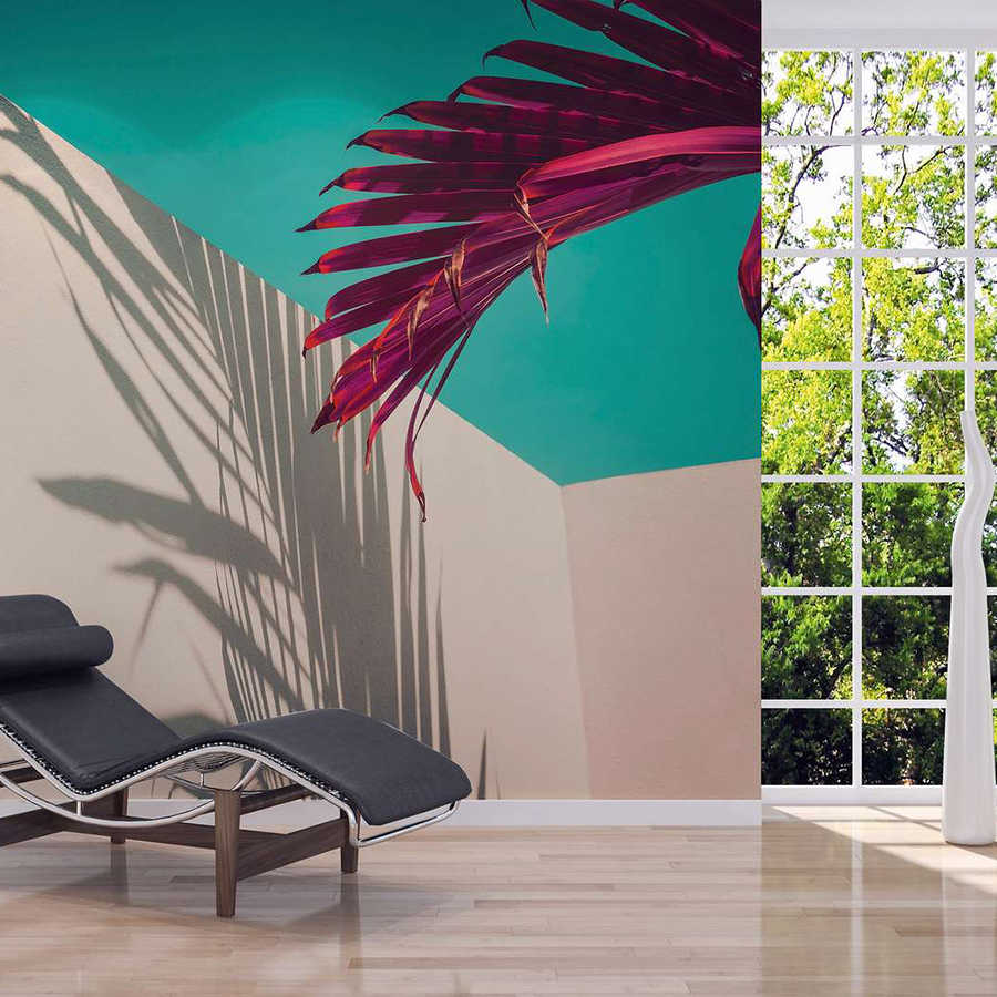 Fototapete mit Palmblatt und Schatten an Betonwand – Lila, Türkis, Weiß
