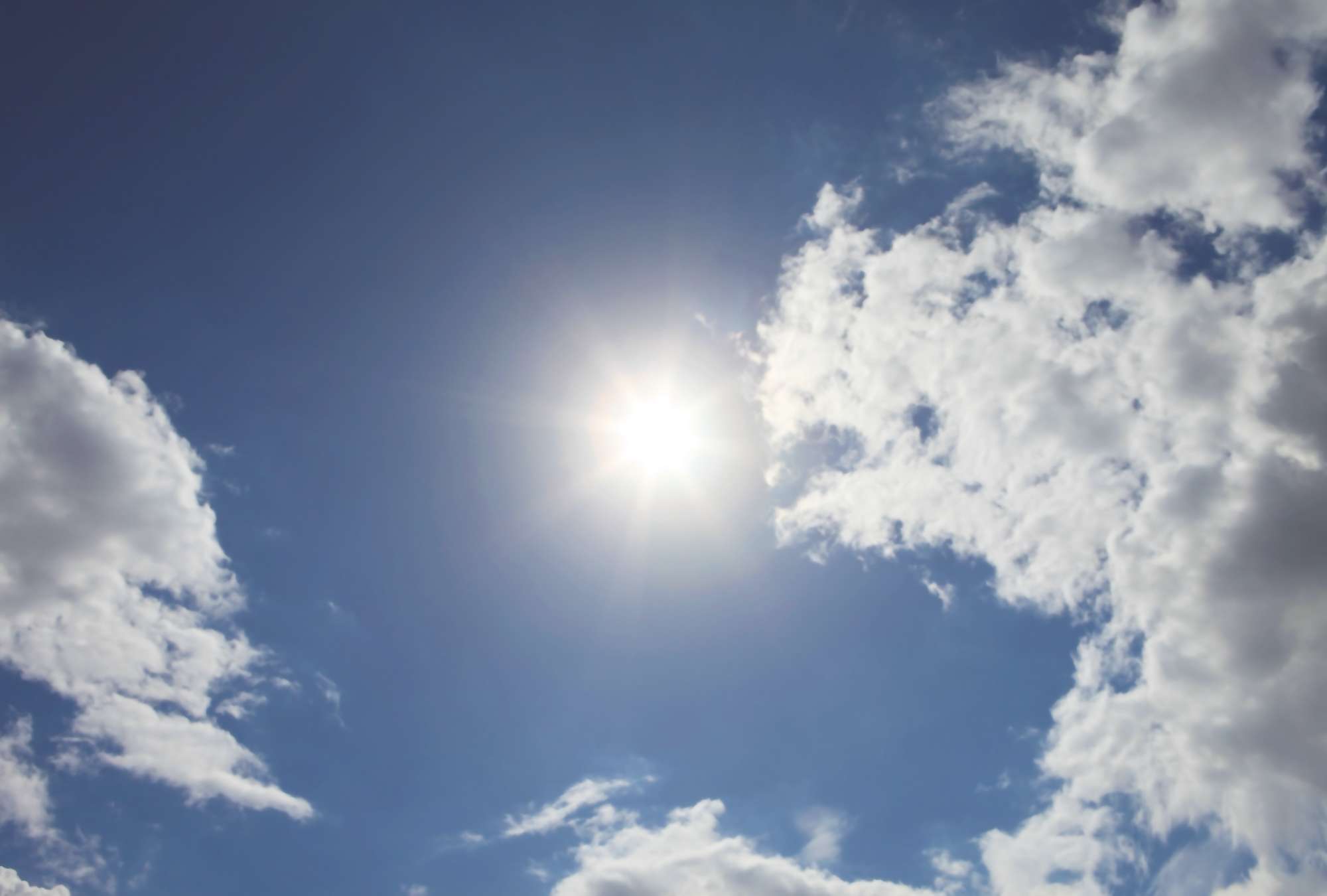             Himmel blau – Fototapete Sonnenschein & blauem Wolkenhimmel
        