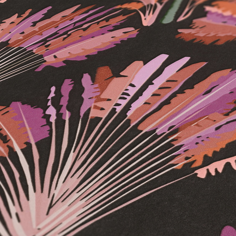             Schwarze Tapete mit violettem Palmen Muster
        