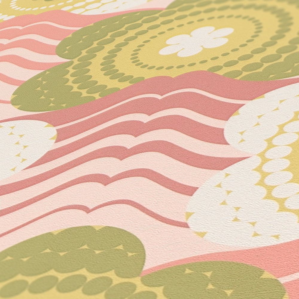             Wellen und Blumen Muster im Retro Stil auf leicht strukturierter Tapete – Rosa, Grün, Creme
        