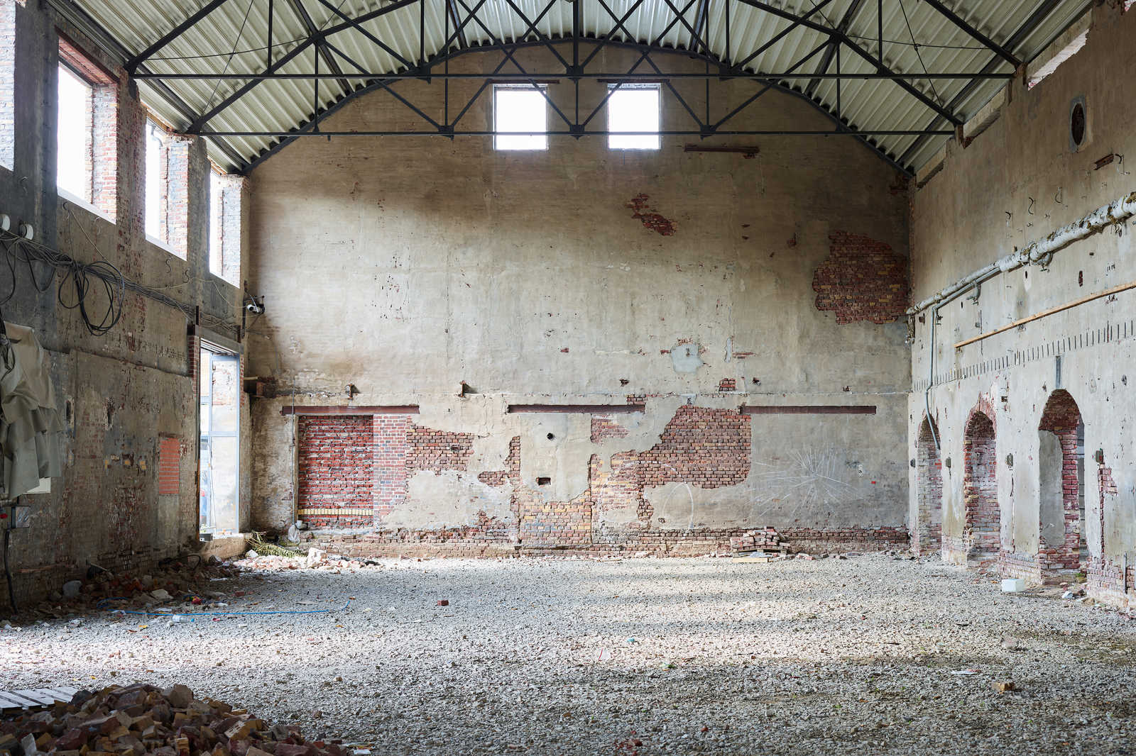             Leinwandbild mit verlassener Industriehalle – 0,90 m x 0,60 m
        