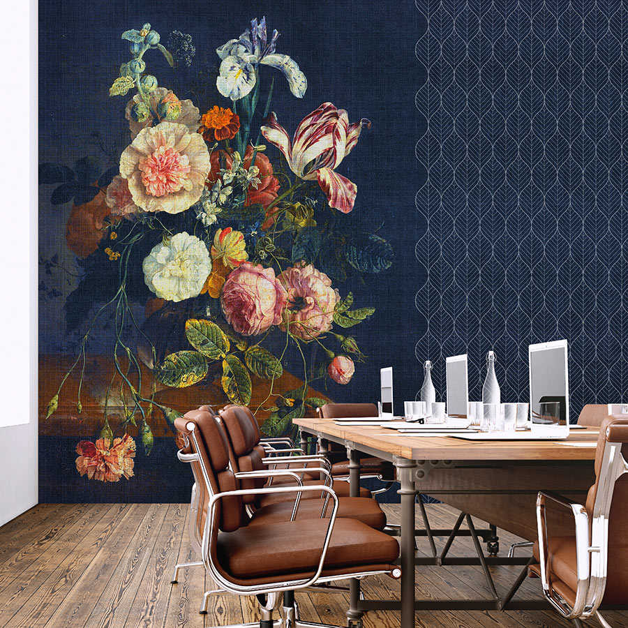 Cortina 2 – Dunkelblaue Fototapete Art Deko Muster mit Blumenstrauß
