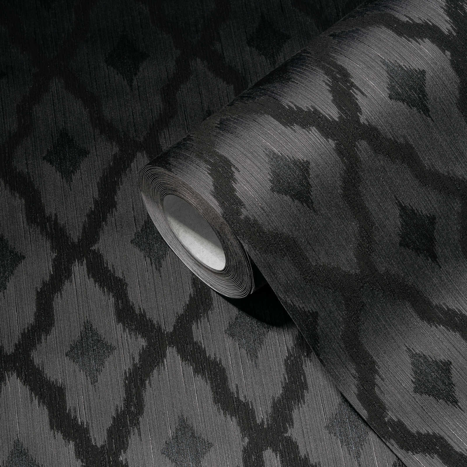             Mustertapete im Ikat Stil mit Textilstruktur – Braun
        