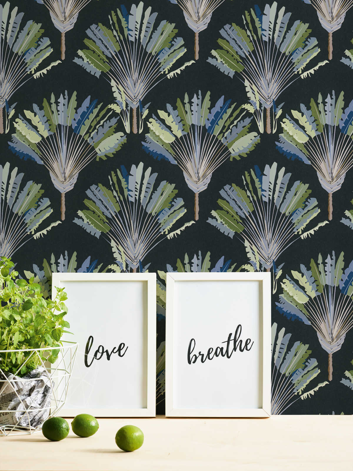             Dunkle Tapete Palmen Design mit Musterdruck – Grün, Schwarz, Blau
        
