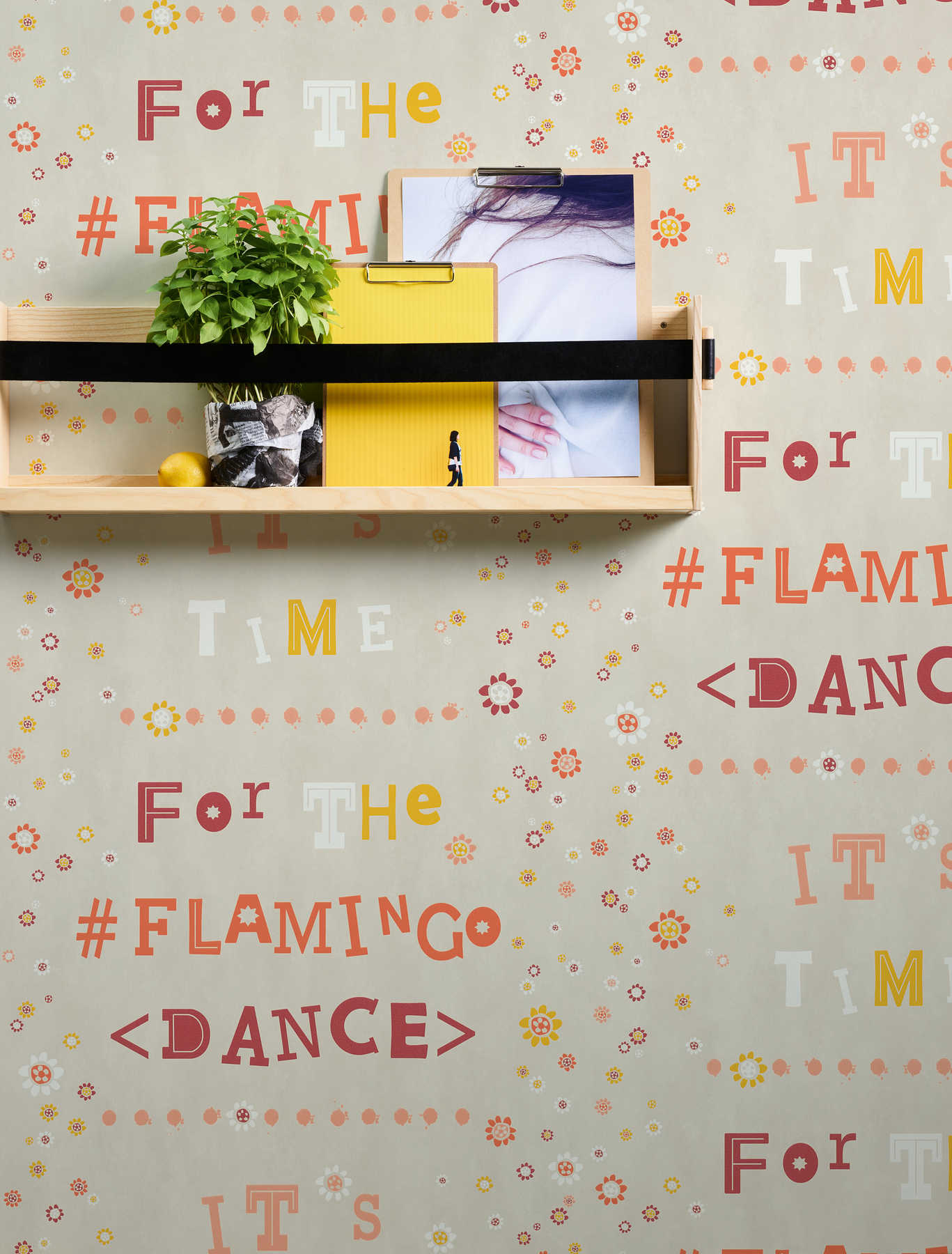             Vliestapete Flamingo & Blumen mit Letter Design – Beige, Orange
        