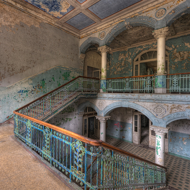 Fototapete Treppen in leerem Haus – Perlmutt Glattvlies
