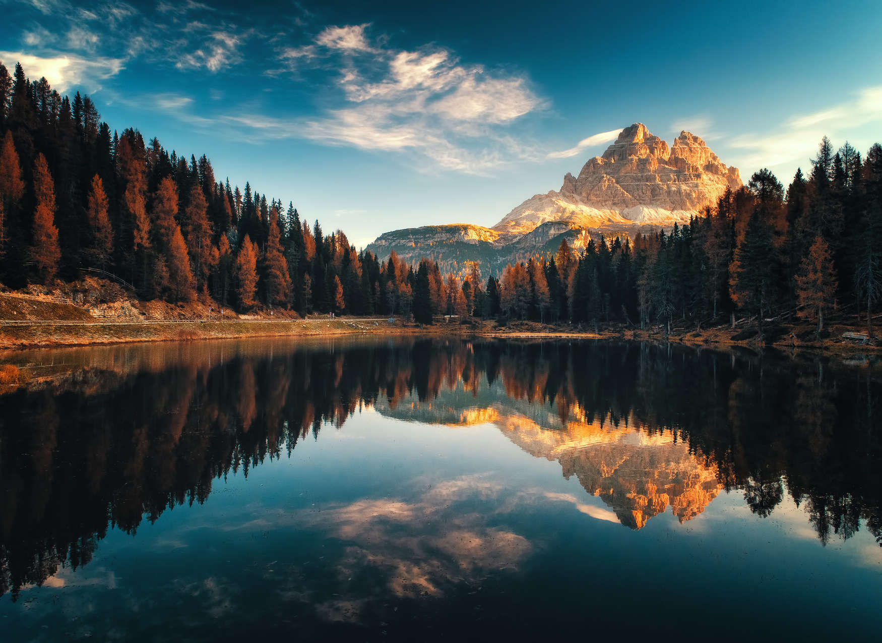             Fototapete mit Berglandschaft und See – Grün, Blau, Bunt
        
