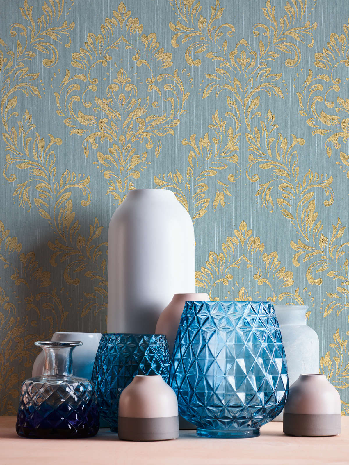             Ornament-Tapete floral mit goldenem Glitzer-Effekt – Gold, Blau, Grün
        