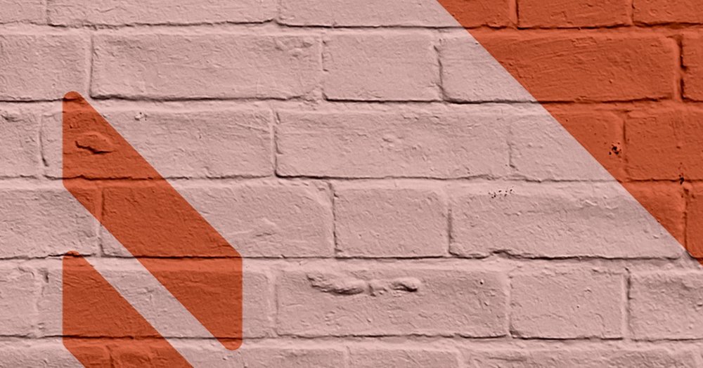             Brick by Brick 1 - Ziegelwand Fototapete mit Grafik – Kupfer, Orange | Perlmutt Glattvlies
        