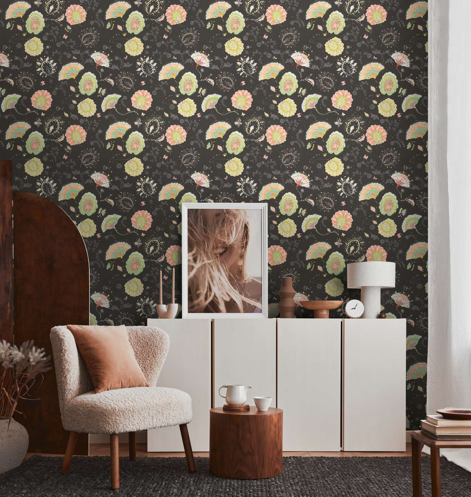             Vliestapete mit floralem Muster und leichter Glanzstruktur – Schwarz, Grün, Bunt
        