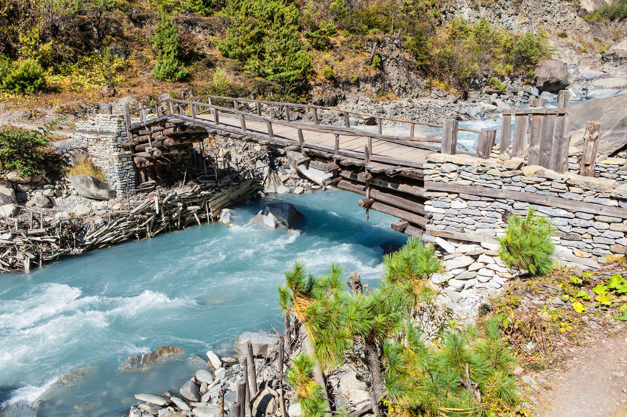             Natur Fototapete Fluss mit alter Holzbrücke auf Premium Glattvlies
        