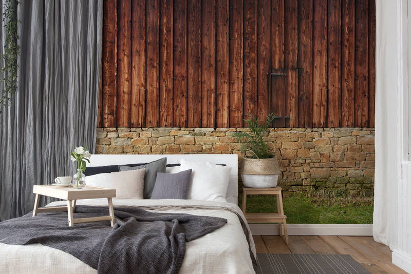             Fototapete mit Holzfassade und Natursteinmauer
        