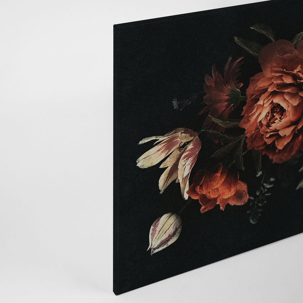             Drama queen 1 - Blumenstrauß Leinwandbild mit dunklem Hintergrund in Pappe Struktur – 0,90 m x 0,60 m
        