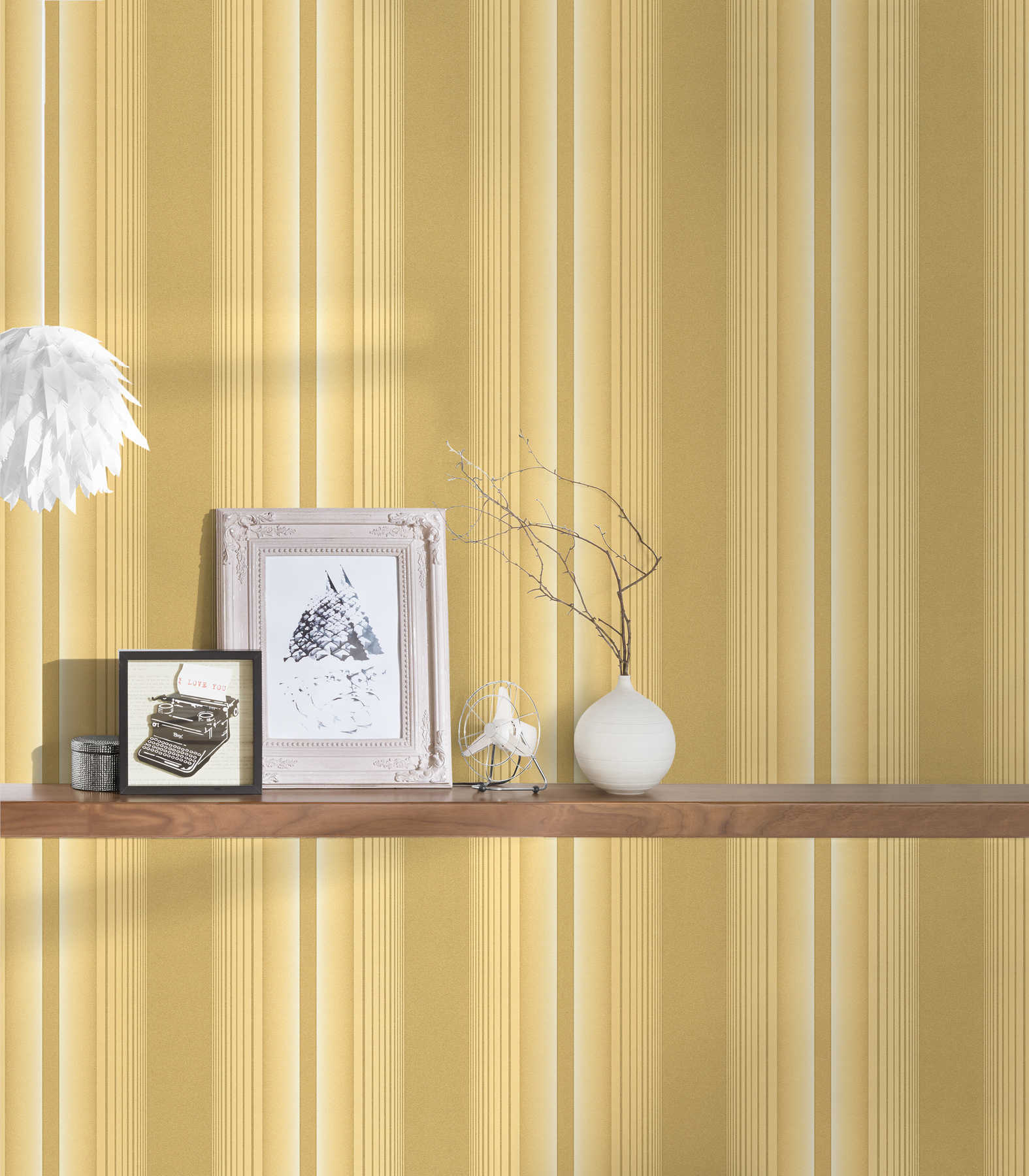             Goldene Tapete mit Streifenmuster, elegant & opulent
        