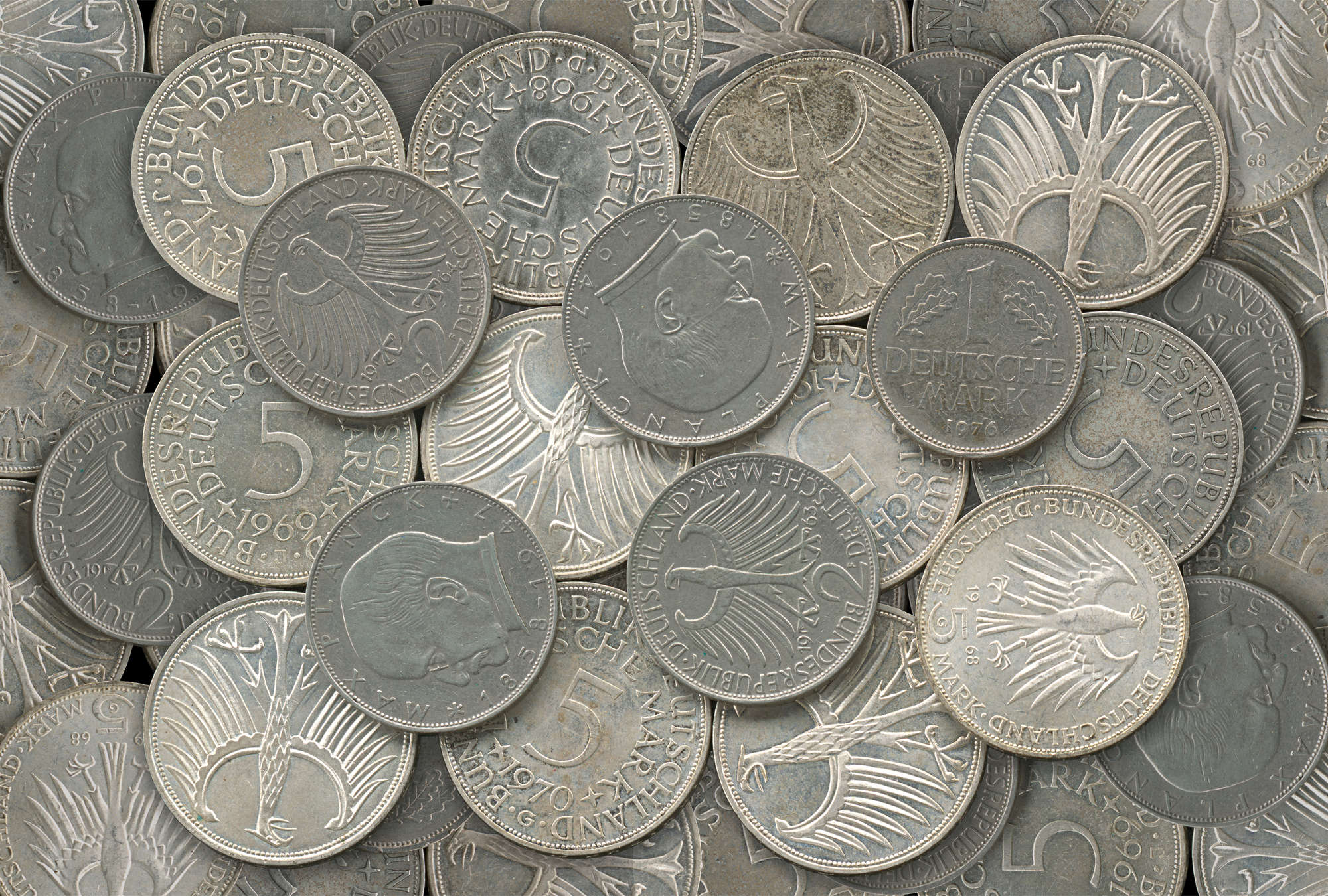             Fototapete Silber Münzen im Detail mit 3D Effekt
        