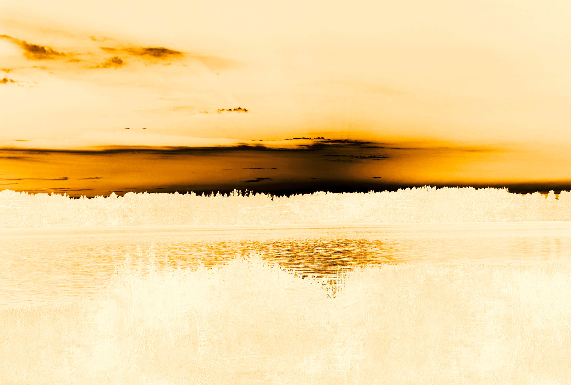             Landschaft Fototapete Seeblick & Wolkenhimmel – Orange, Schwarz, Weiß
        