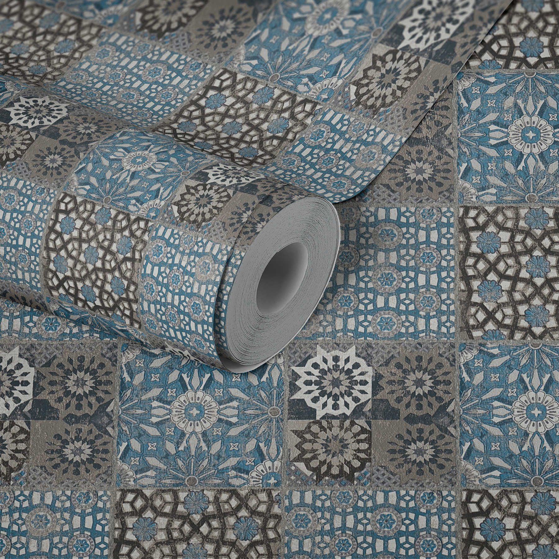             Fliesen Tapete mit Retro-Muster & Used-Optik – Blau, Grau
        