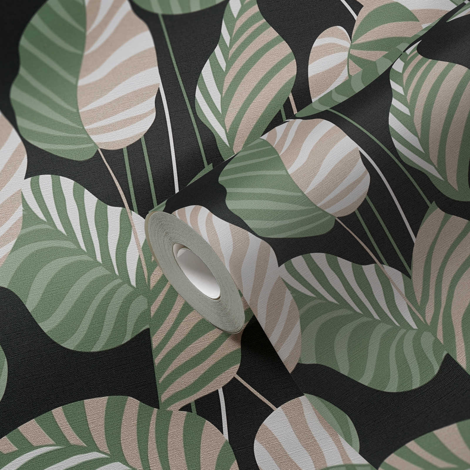             Vliestapete mit Palmblättern in leichtem Glanz – Schwarz, Grün, Gold
        