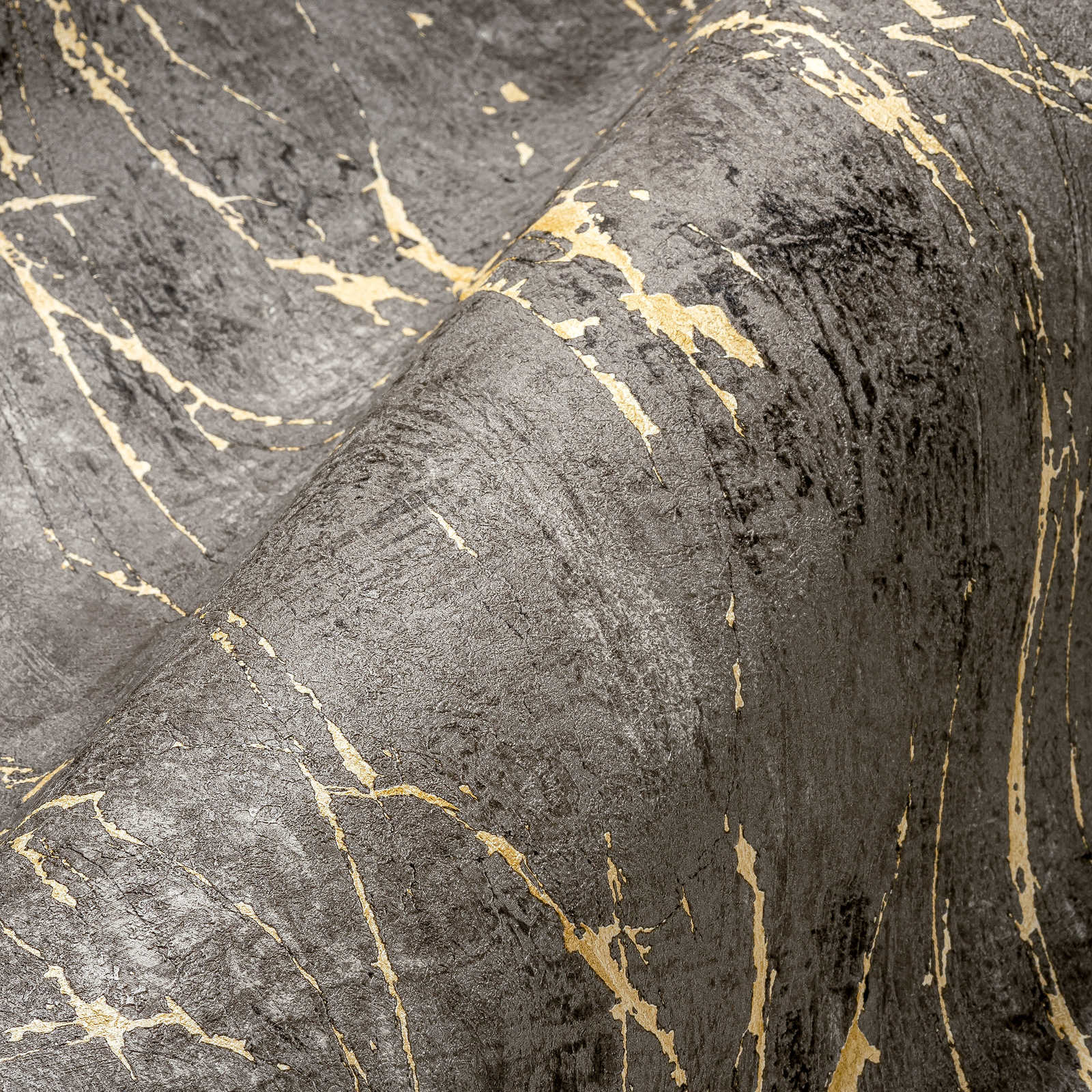             Schwarze Marmortapete mit Gold Marmor-Effekt
        