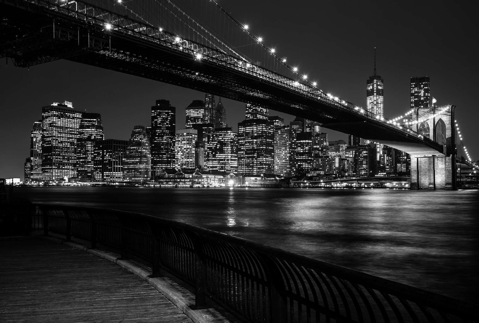             Fototapete Brooklyn Bridge bei Nacht – Schwarz-Weiß
        