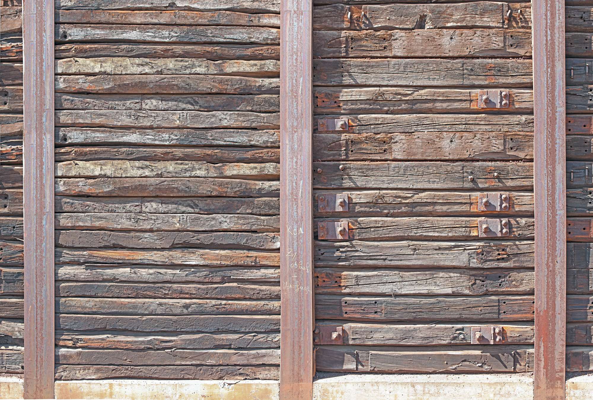             Fototapete mit rustikalen Holzbohlen zwischen Stahlträgern
        
