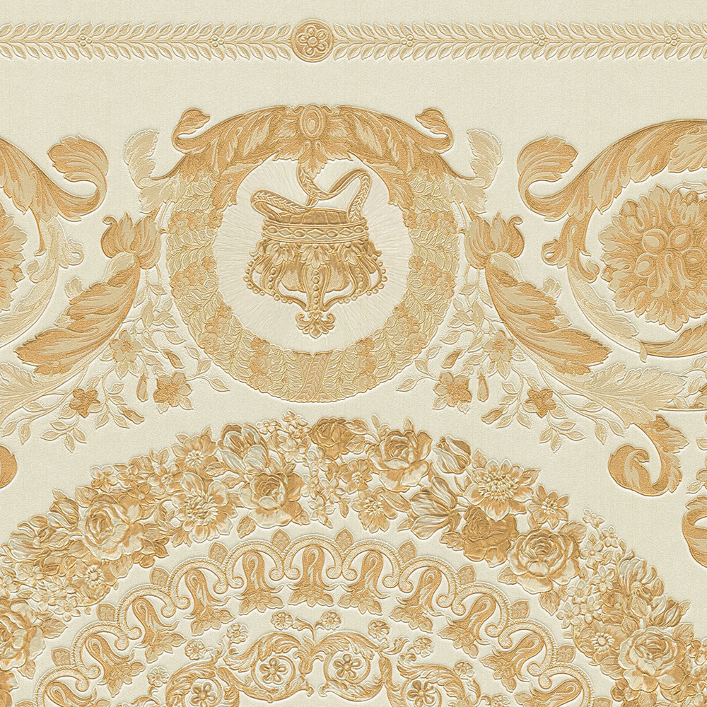             Luxuriöse VERSACE Home Tapete Kronen & Rosen – Gold, Weiß, Creme
        