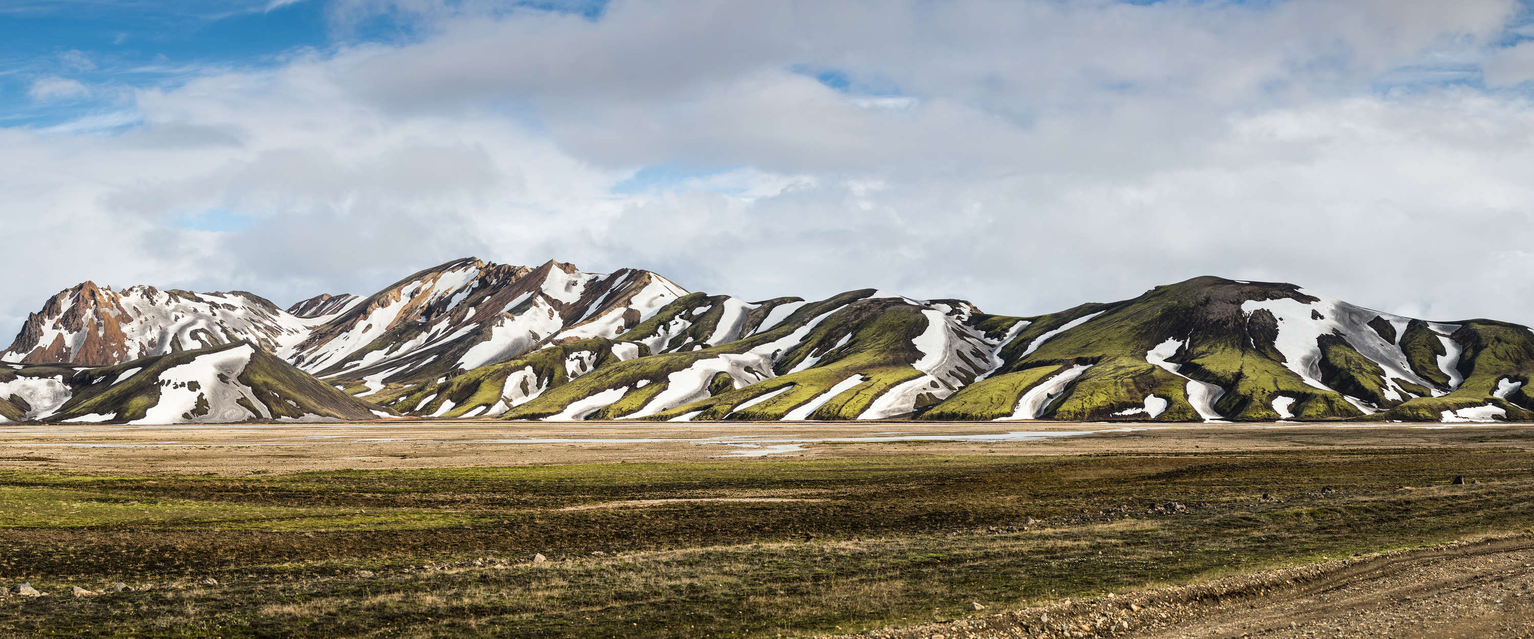             Panorama Fototapete auf isländische Berge
        