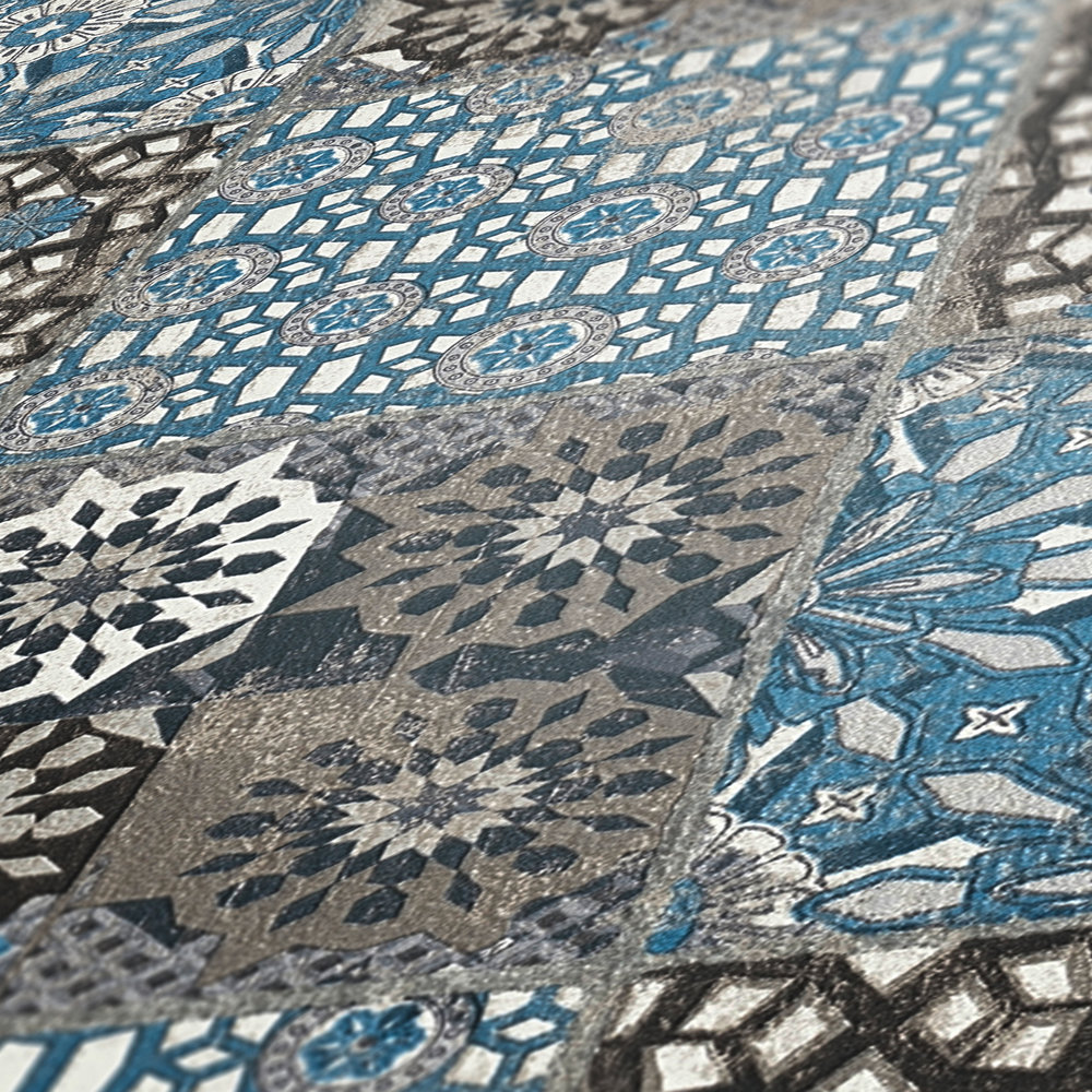            Fliesen Tapete mit Retro-Muster & Used-Optik – Blau, Grau
        