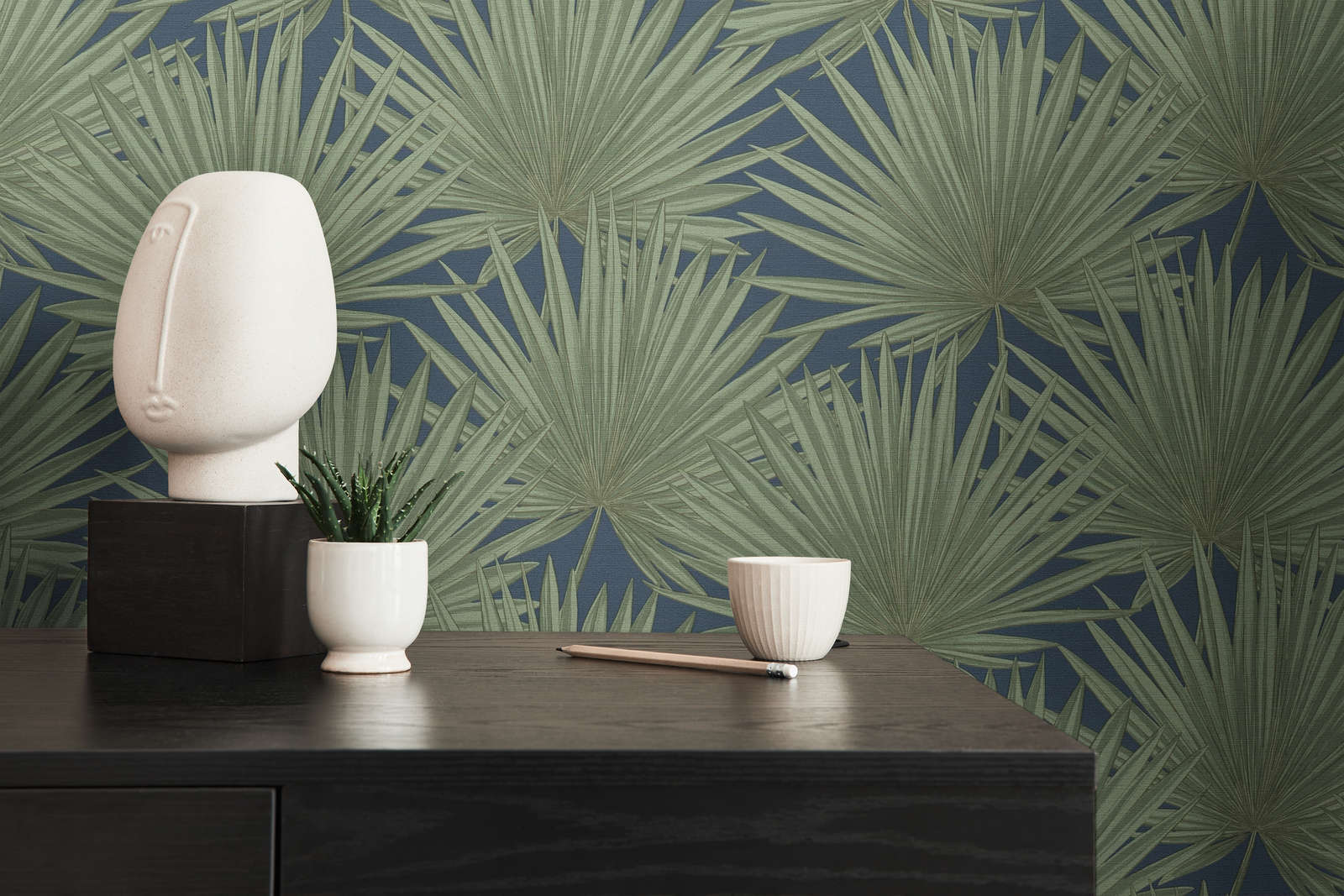             Vliestapete mit Palmblättern auf dezentem Hintergrund – Grün, Blau
        