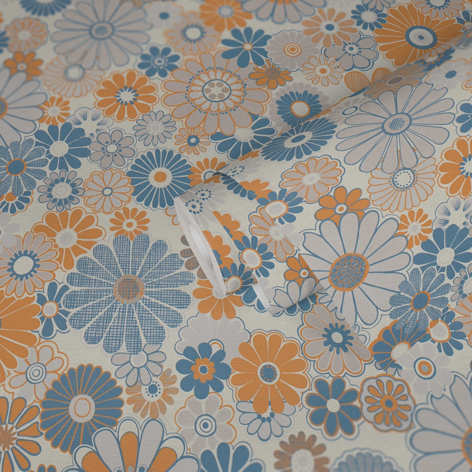             Vliestapete mit floraler Bemusterung im Retro Stil – Blau, Orange, Grau
        