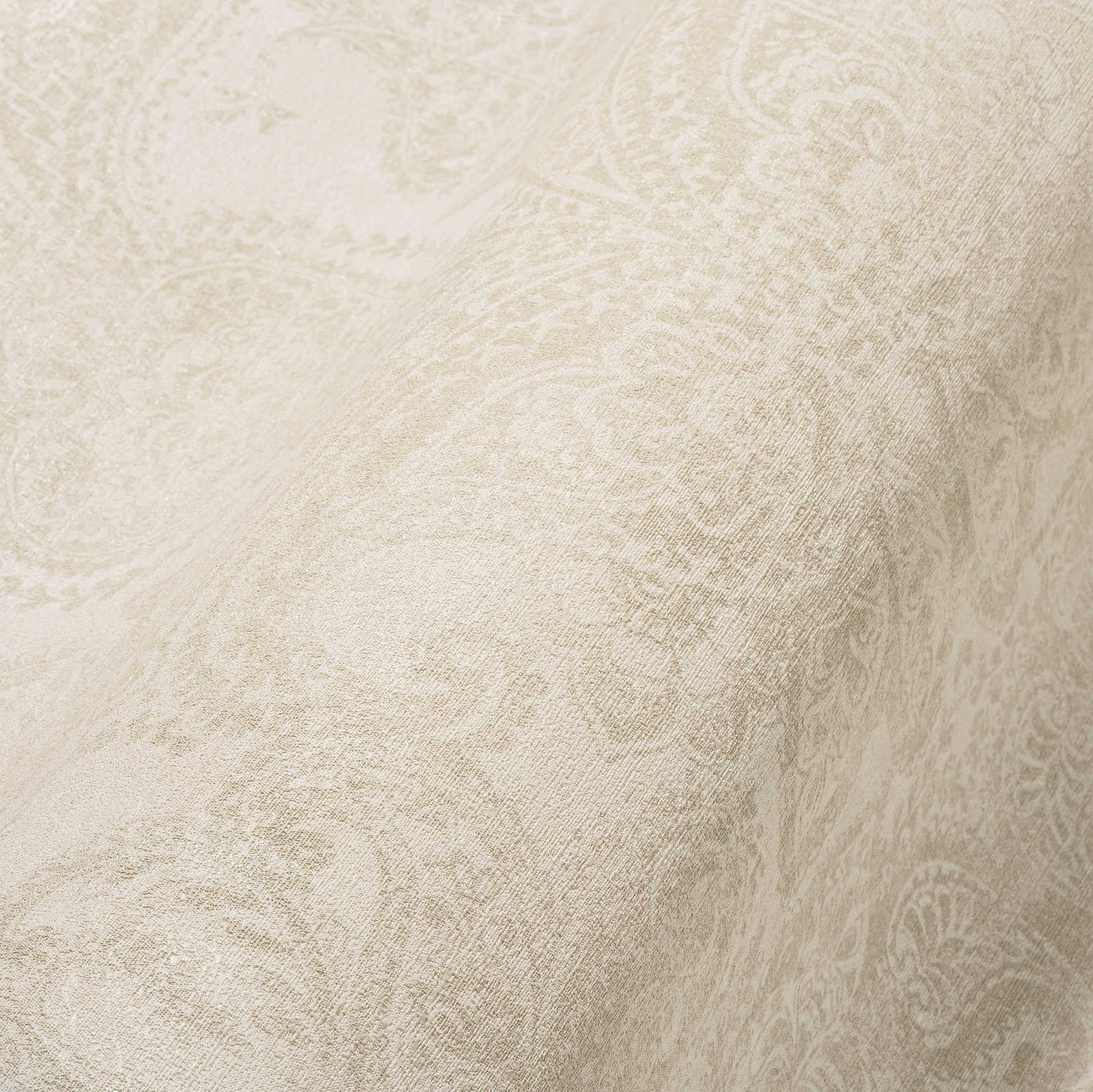            Barocktapete mit großflächigen Ornamenten – Weiß, Creme, Grau
        