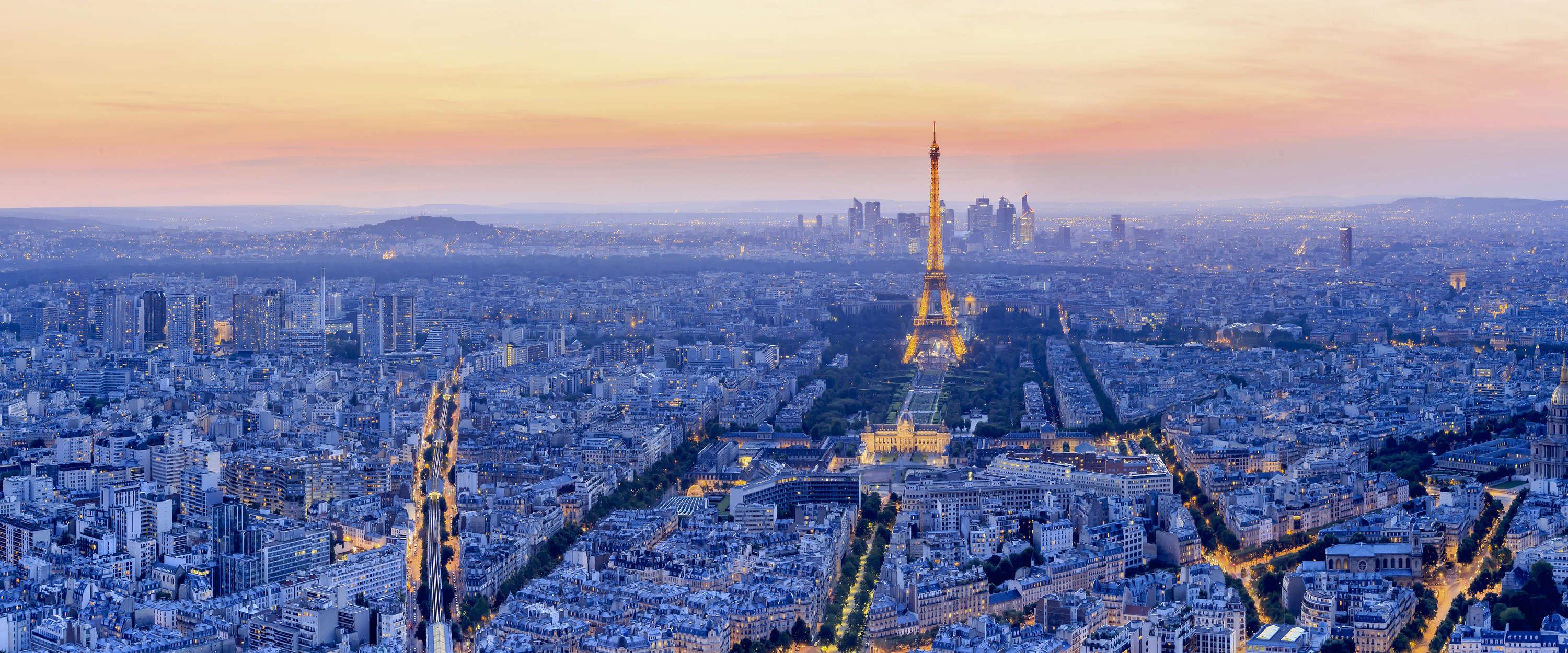             Fototapete Paris leuchtet Metropole im Morgengrauen
        