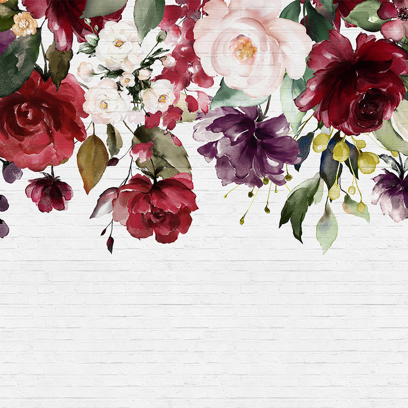 Knallige Blumen an Wand in Steinoptik – Bunt, Weiß, Rot
