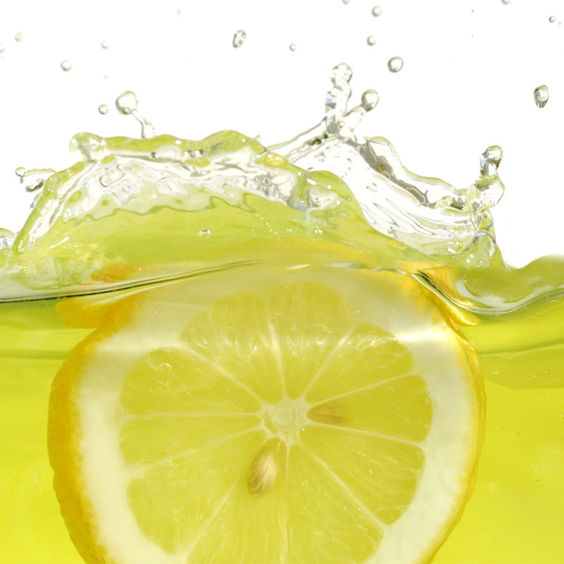 Fototapete Zitrone im Wasser – Perlmutt Glattvlies
