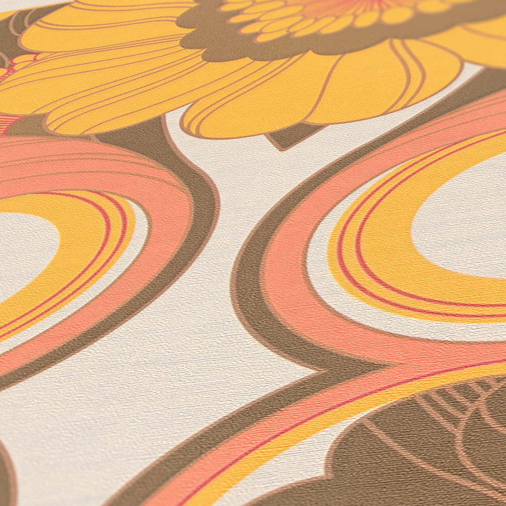             Florale Retro Tapete mit Blumenmuster in warmen Farben – Braun, Gelb, Orange
        
