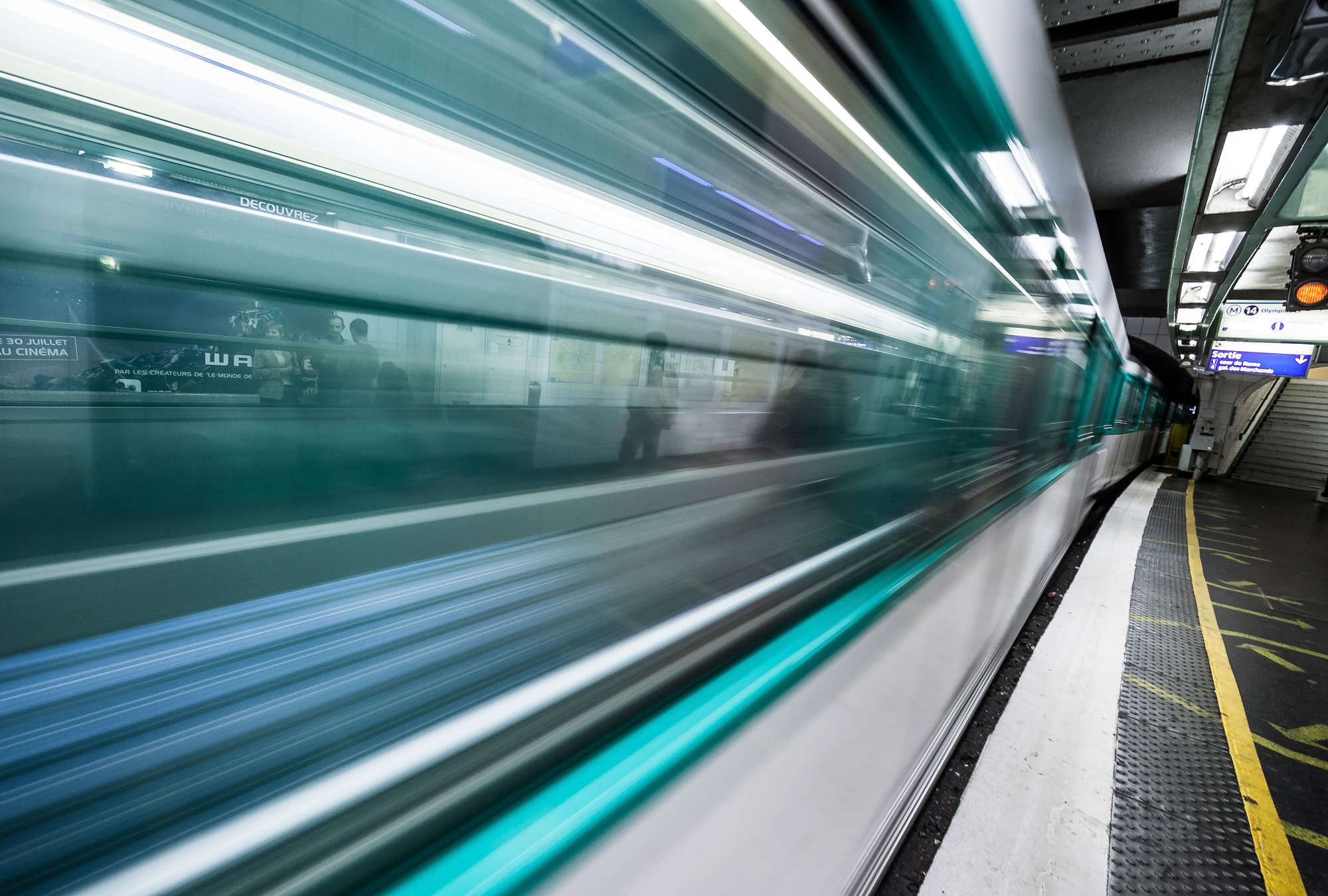            Fototapete Einfahrender Zug – Metro in Paris
        