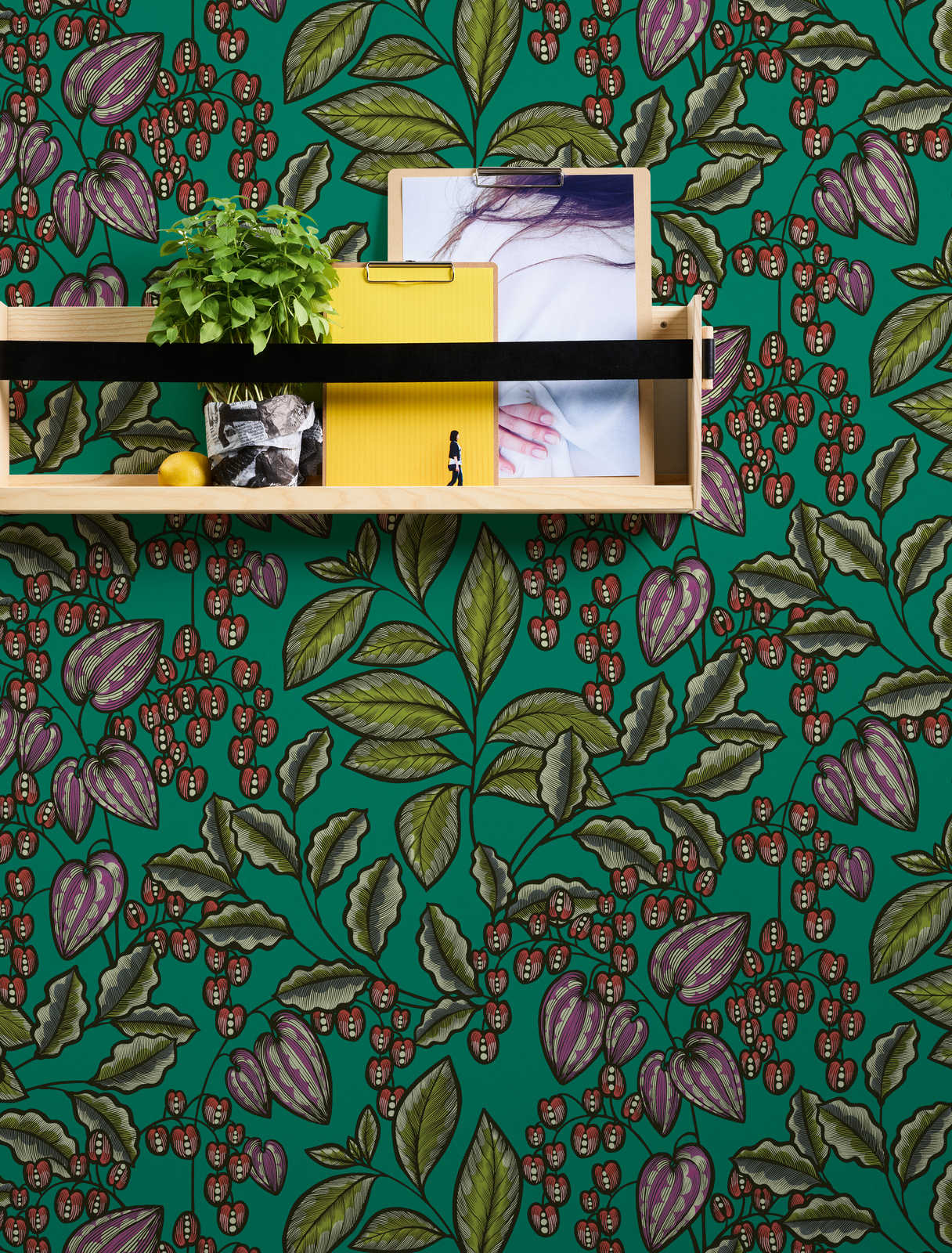             Tapete Grün mit Blätter Motiv im Scandi Design – Grün, Rot, Lila
        