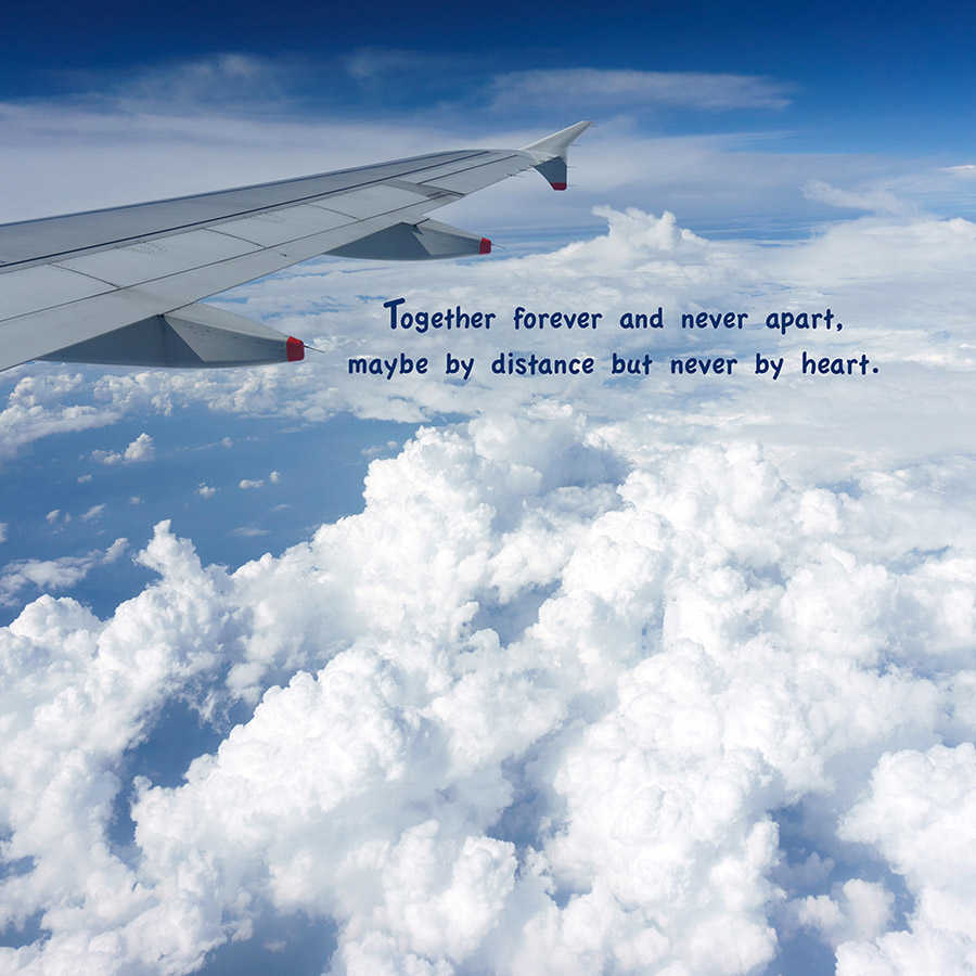 Fototapete Flugzeug über den Wolken mit Schriftzug – Mattes Glattvlies
