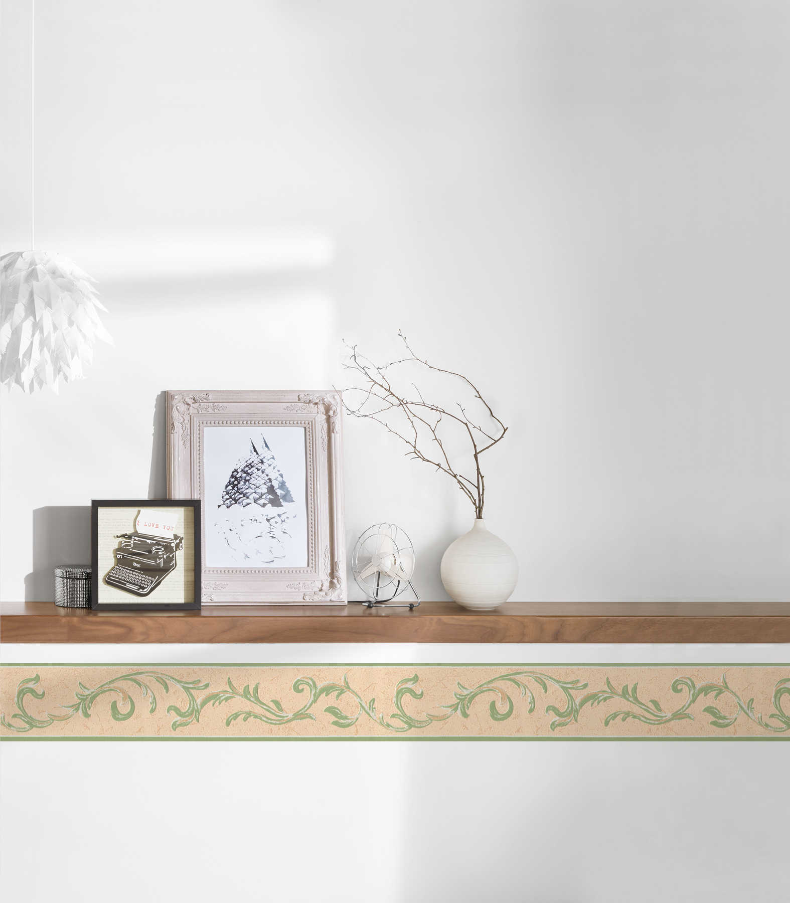             Tapetenbordüre mit floraler Ornament & Putzoptik – Beige, Grün
        