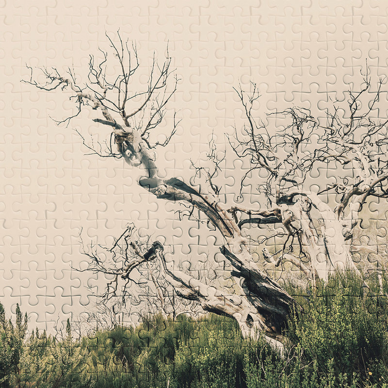 Puzzle-Fototapete mit Baum-Motiv und Puzzleteilen – Grün, Braun, Beige
