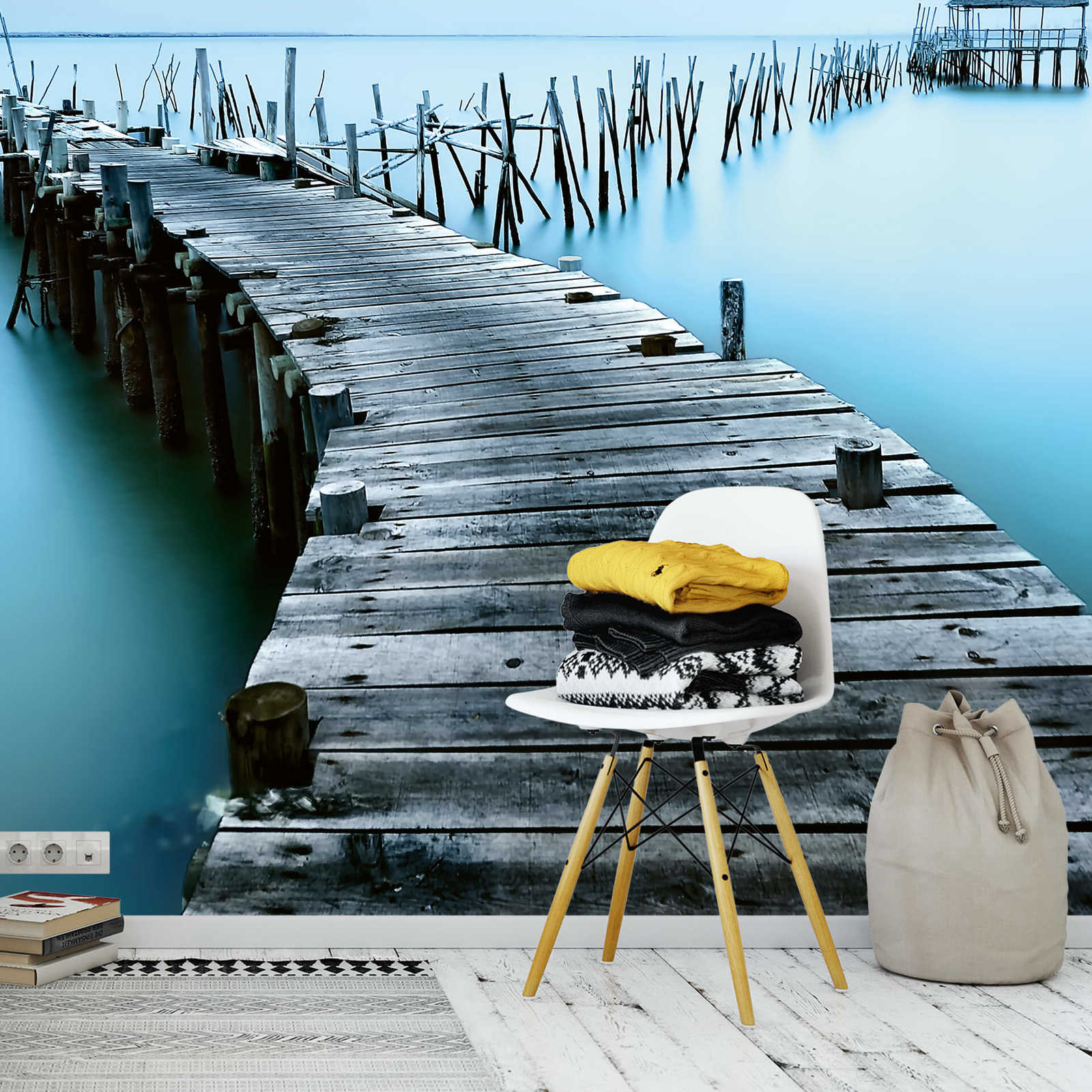             Fototapete alter Bootssteg im Wasser – Blau, Grau
        