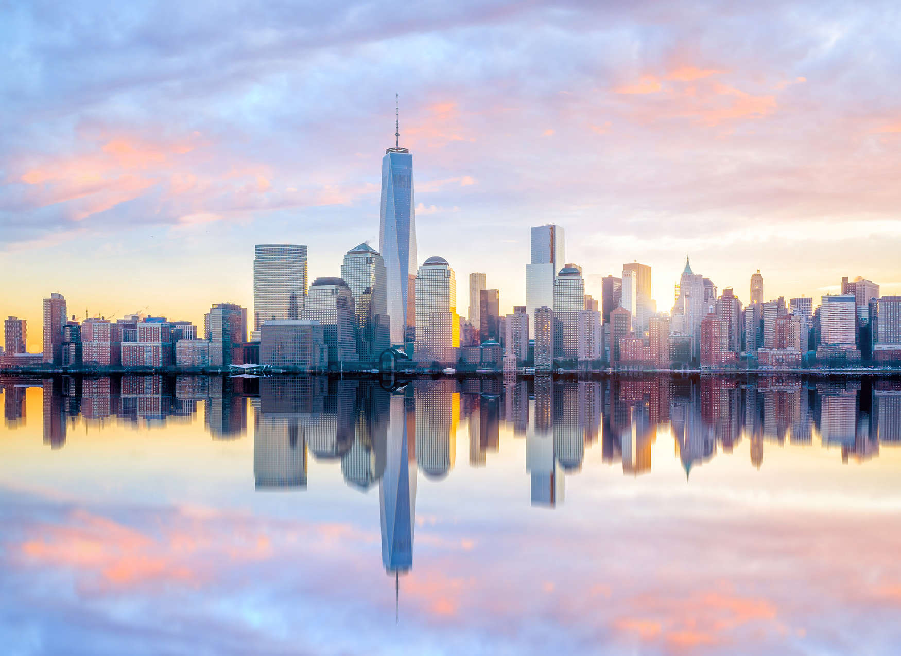             Fototapete New York Skyline am Morgen – Blau, Grau, Gelb
        