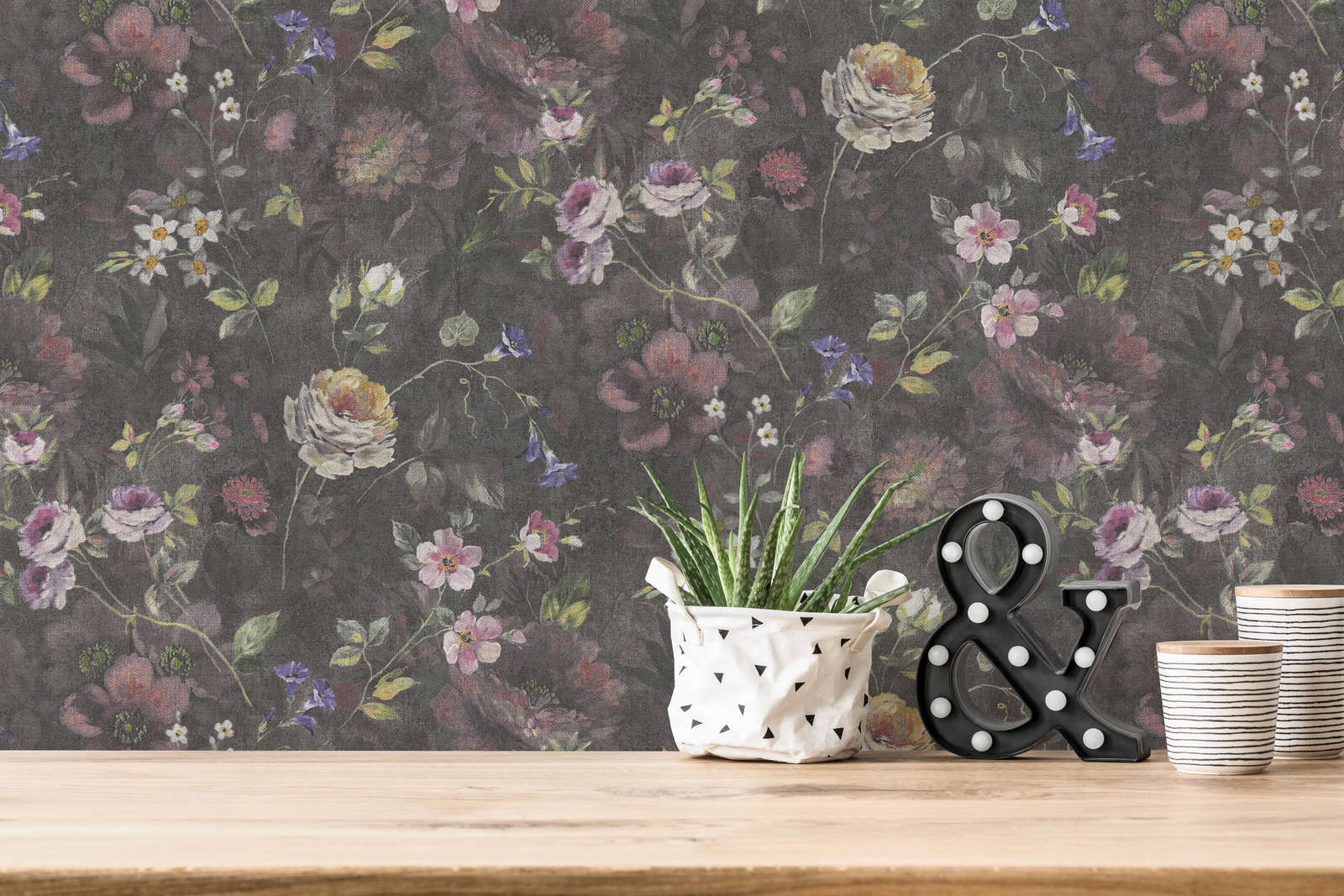             Florale Vliestapete mit Blumenmuster PVC-frei – Schwarz, Bunt, Grün
        