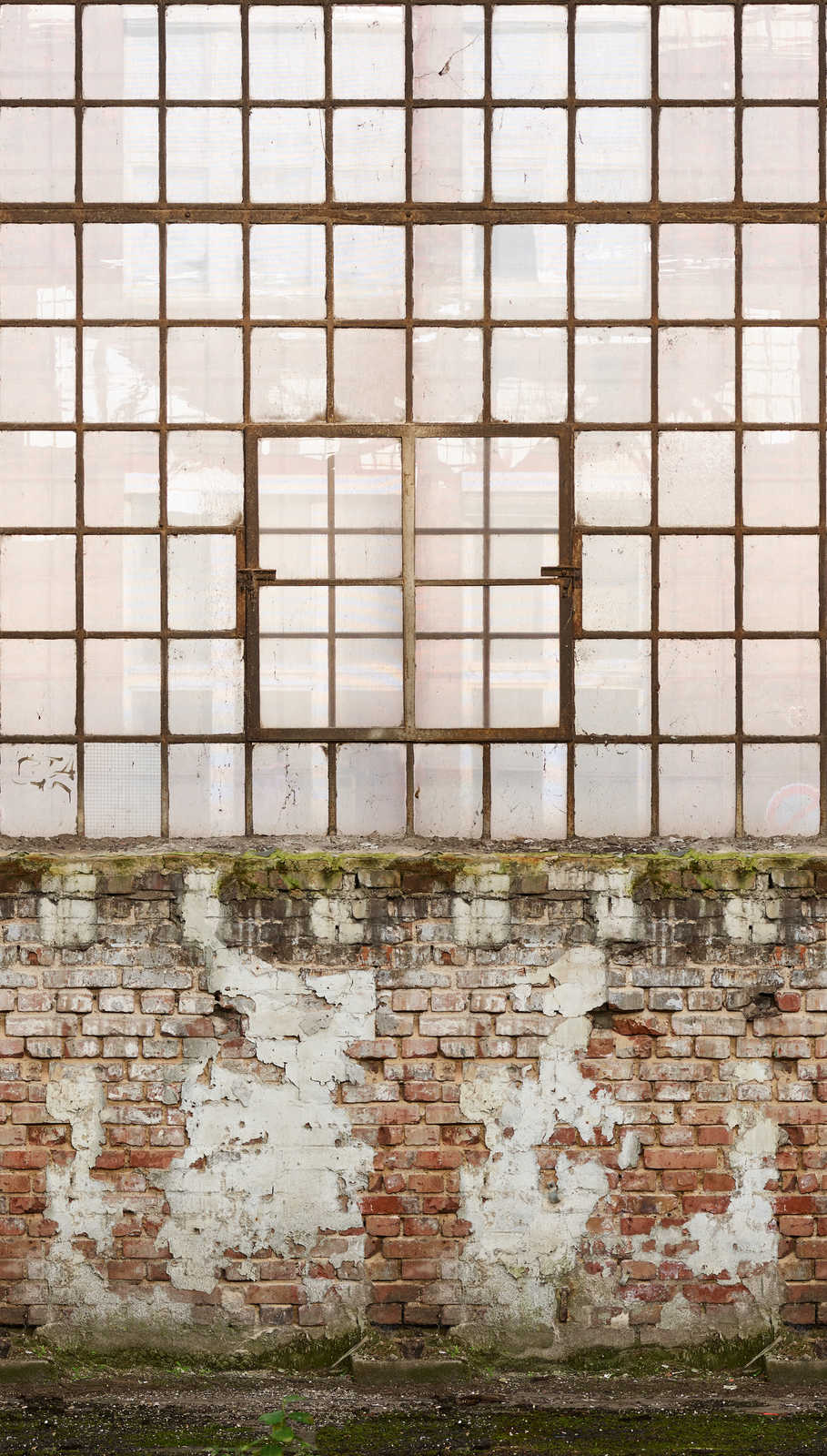             Vliestapete mit Ausschnitt von altem Fabrikgebäude – Creme, Braun, Grün
        